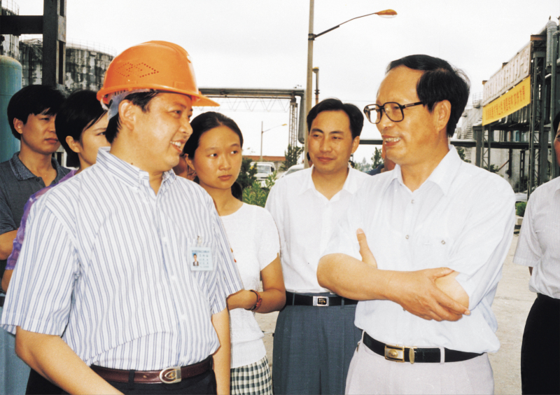 1998年8月1日，湖北省委書記賈志杰在舒心先生的陪同下，對(duì)我公司進(jìn)行了視察